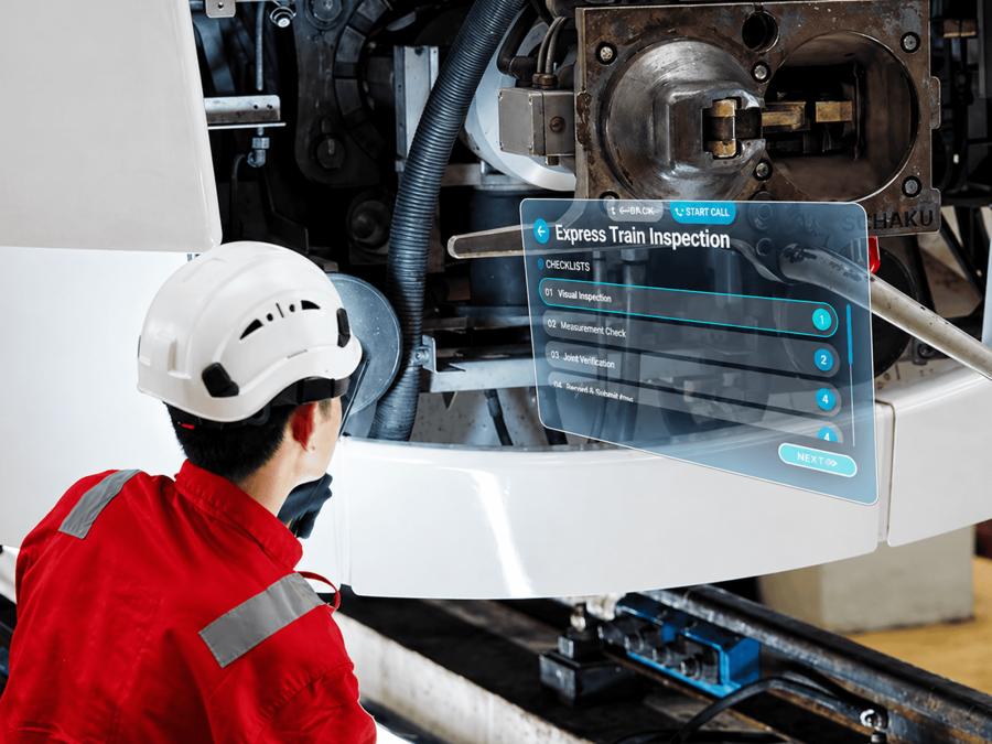 Techniker nutzt Augmented-Reality-Oberfläche zur digitalen Zuginspektion und Instandhaltung in einer Werkstatt.