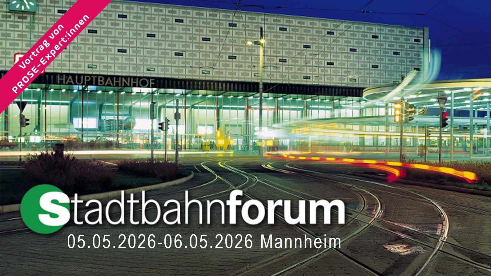 Stadtbahnforum Mannheim bei Nacht mit Straßenbahngleisen und Hauptbahnhof – urbane Bahninfrastruktur und Mobilitätsinnovation.